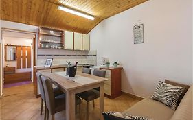 1 Bedroom Beautiful Apartment In Fazana
